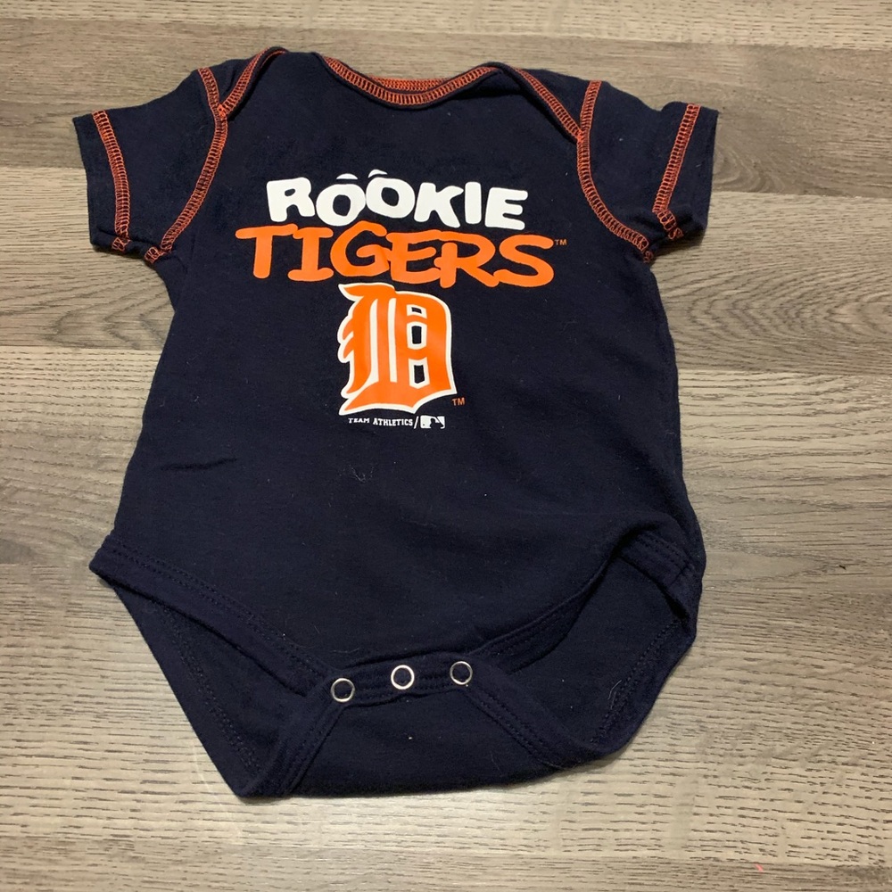 ⭐️LAST CHANCE⭐️ Detroit tigers onesie set - Picture 2 of 3
